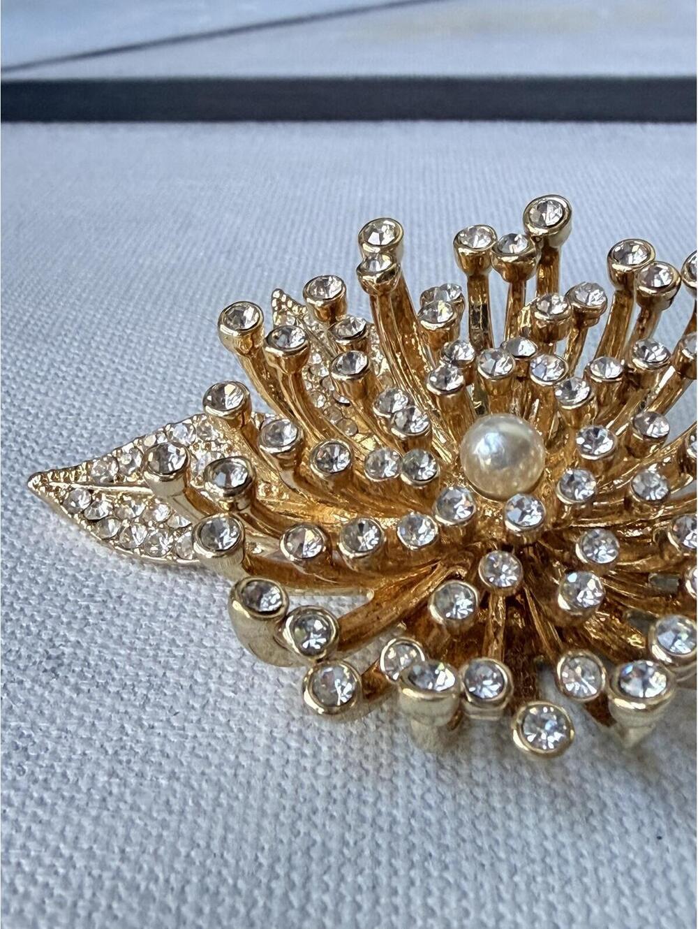 Vintage Gold Tone Rhinestone Chrysanthemum Flower Brooch Pin - Picture 9 of 9